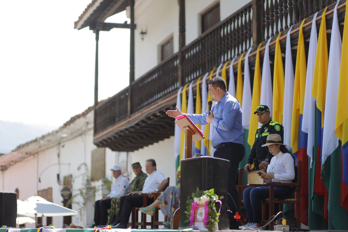 alcaldiasfda's tweet image. Ciudad Madre: Cuna de la libertad antioqueña 🤍💚
Exaltamos el compromiso de nuestra fuerza pública, héroes de la patria, a quienes rendimos honores por ser garantes de la justicia, los derechos y la vida tanto en el pasado como en el presente 🪖 

#ConstruyendoProgreso