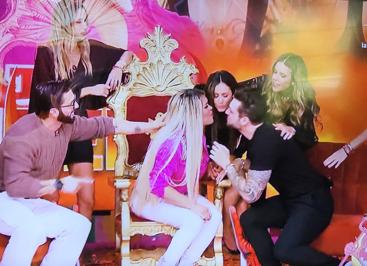 djpapi828's tweet photo. Beso de tres en vivo con bárbara Islas , Wendy y Nicola. Sin duda los wencola siguen dando de qué hablar afuera de la casa. #cuentameloYa
#LaCasaDeLosFamosoMx https://t.co/U32poY5zw2