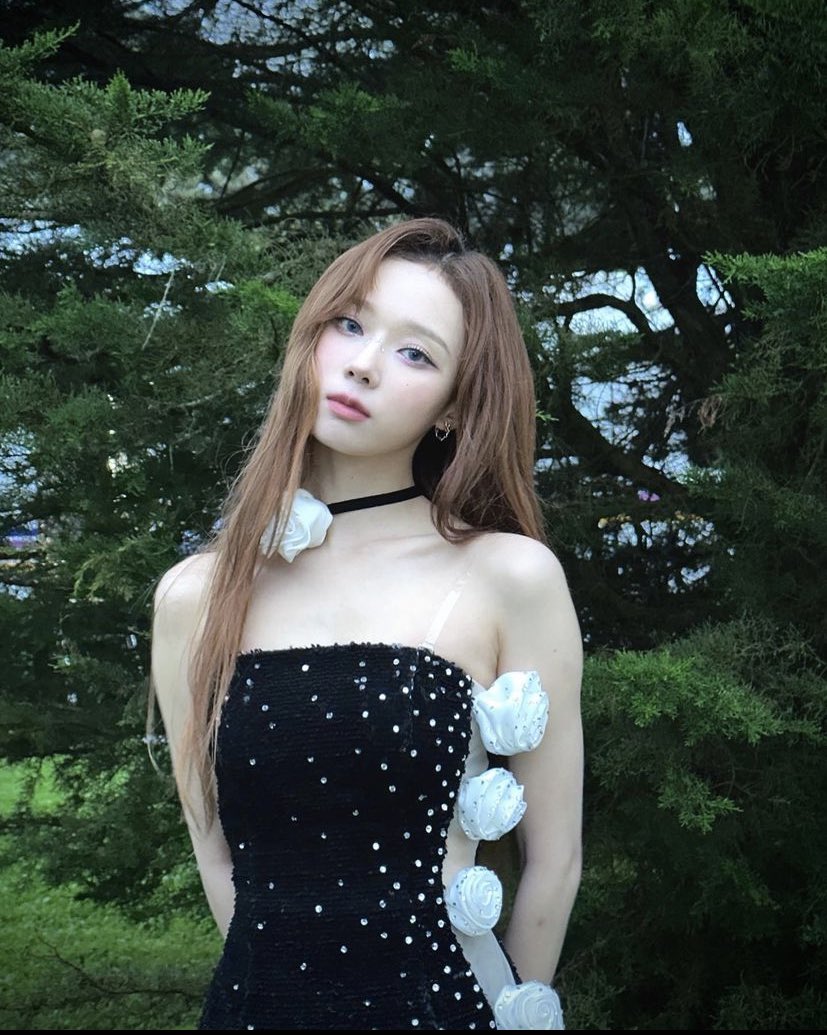 Wintebelle's tweet photo. California air getting us for the bratz baddies on the stage at that time, decorated with white roses down my dress. Messy long hair after awhile, and cute monochrome outfit to save the day. Cheers were insane, really. https://t.co/NcHOHhqTzr