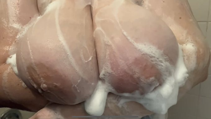 Join me in the shower? https://t.co/wbvC5I4O6t<a href="/tag/adventcalendar"class="tags"><span>#adventcalendar</span></a>