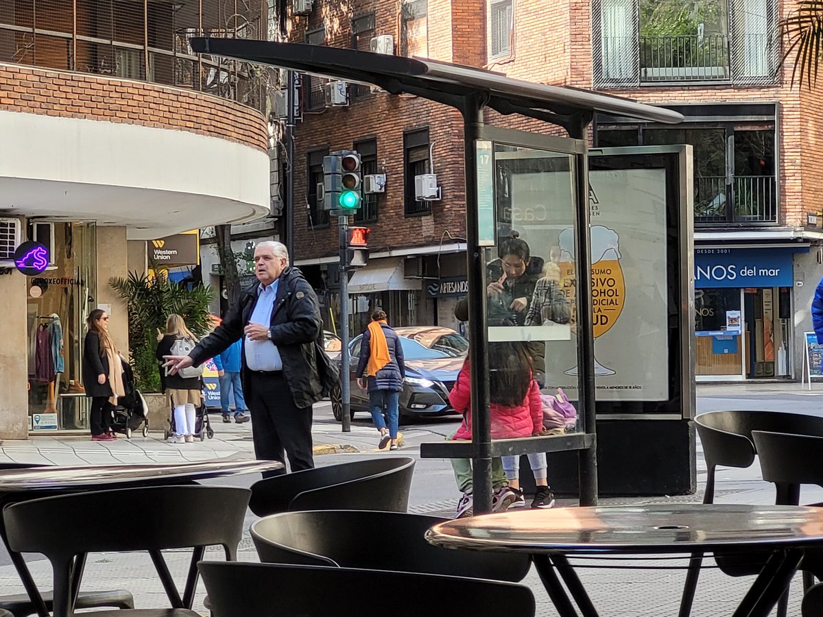 juancristonomo's tweet photo. Acabo de ver esta escena: Lopez Murphy llega a la parada, se calza la mochila, para el bondi, deja pasar a mujer y niños, se sube al bondi y se va a trabajar. De los pocos políticos que pueden hacer eso. Algo que repele una sociedad ávida de reyes de cotillón, caudillos y Mesías. https://t.co/Slq8oM0tSk