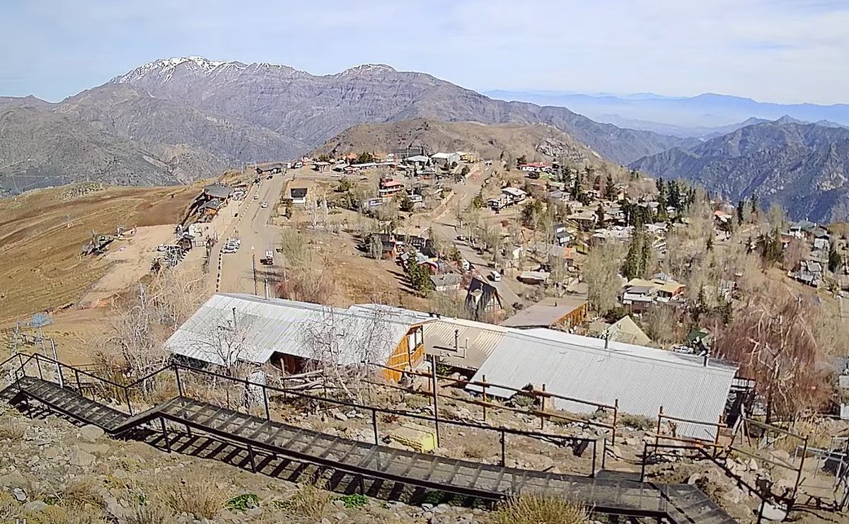 Mismo lugar con una diferencia de 4 días. A la izquierda, sector de montaña de Farellones el 10/agosto; a la derecha, mismo punto hoy lunes 14/agosto. El calor no nos dará tregua en los siguientes meses. El verano será una pesadilla... #CambioClimatico #EbulliciónClimatica