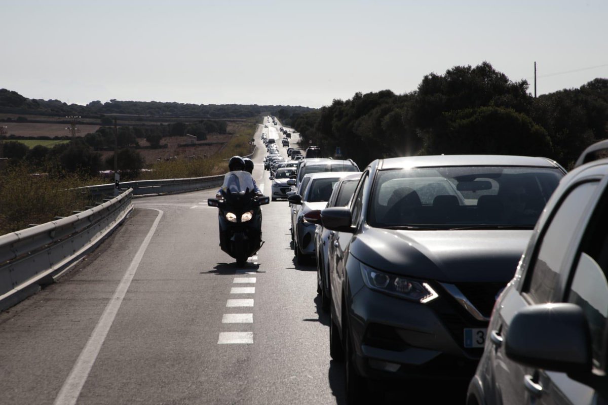 #avisosTMSA  

Atenció: Possibles retards a les línies #L01, #L52 i #L72 a causa d'un incendi entre Ciutadella i Ferreries (junt als vorals de la Me-1, qm. 33).

Més info: menorca.info/menorca/suceso…

Disculpeu les molèsties.
(Foto: menorca.info)