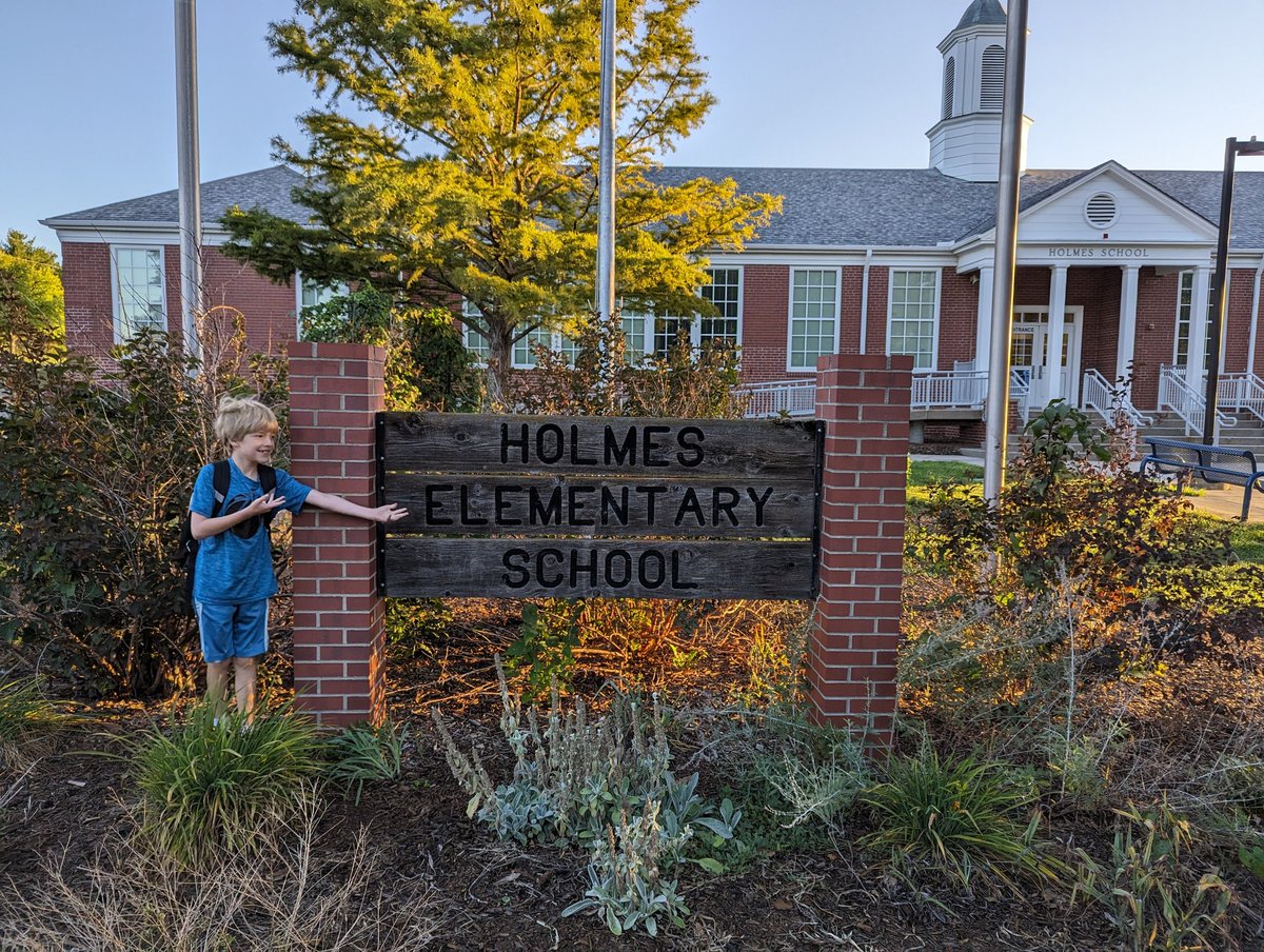 managalar's tweet image. #FirstWeekLPS Holmes Elementary - First Day of 3rd Grade