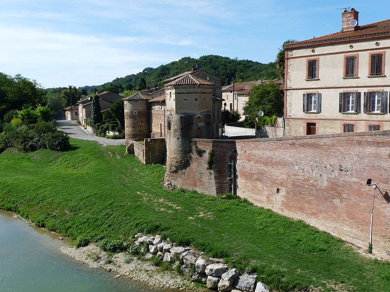 MonumentumFr's tweet photo. Château à #Calmont (#HauteGaronne) Construction en brique, épaulée aux angles du côté de la rivière, par deux tours circulaires dont l'une porte une construction hexagonale abritant un pigeonnier. Construction ...
Suite 👉 https://t.co/uPQii6KTL6
#Patrimoine #MonumentHistorique https://t.co/FMYQK3dG95