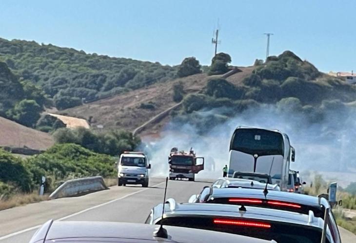 #avisosTMSA    

Atención: Posibles retrasos en las líneas #L01, #L52 i #L72 a causa de un incendio entre Ciutadella i Ferreries (junto al arcén de la Me-1, km 33).  

Más info: menorca.info/menorca/suceso… 

Rogamos disculpen las molestias. 
(Foto: menorca.info)