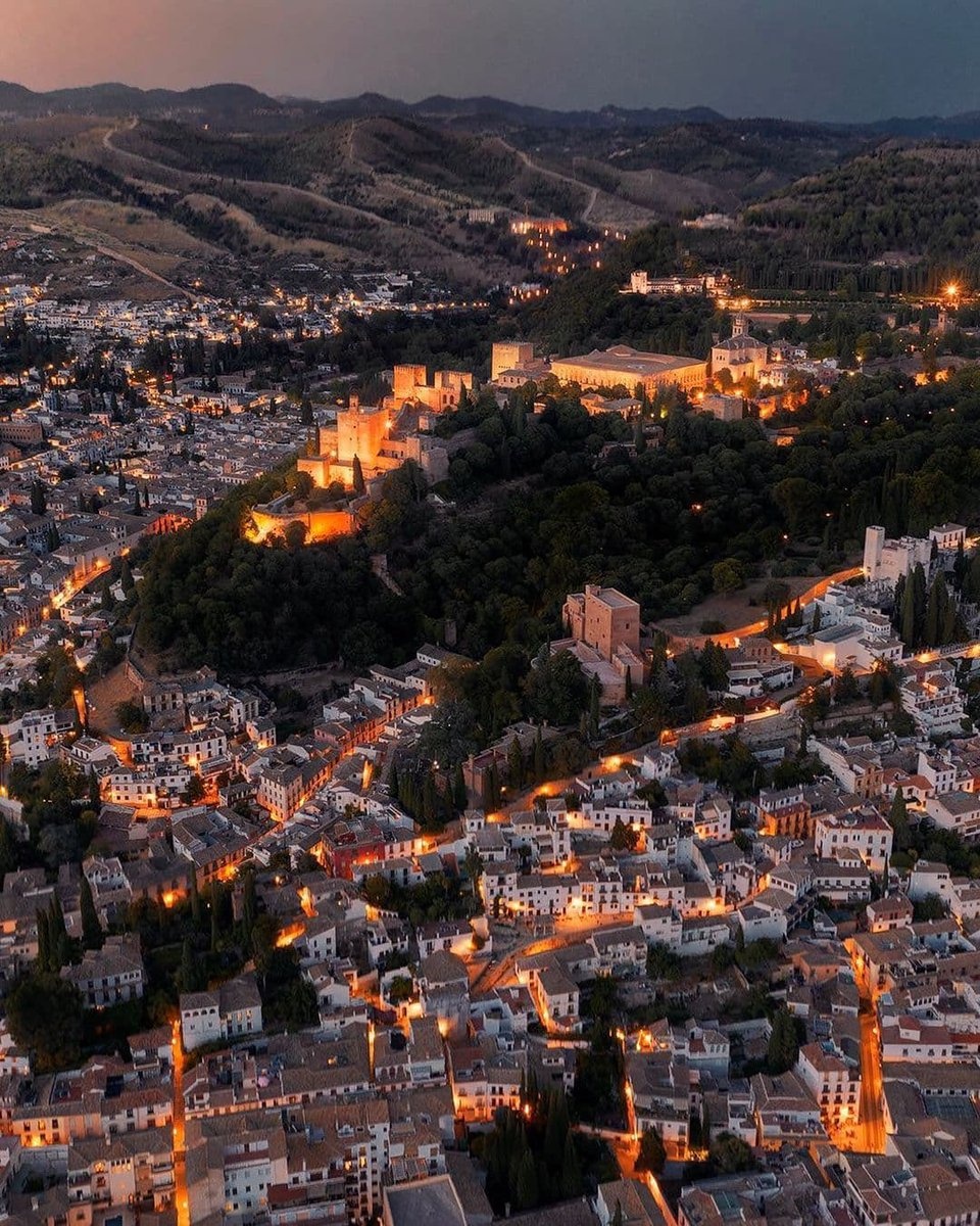Pocos lugares en la tierra tienen la eterna magia que posee la ciudad de la #Alhambra. #Granada