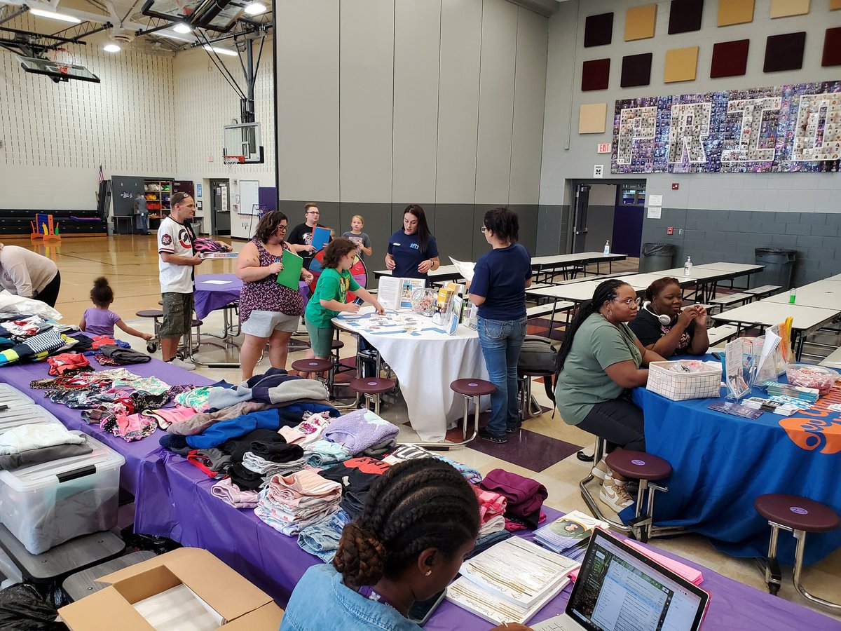 DH_ParentMentor's tweet image. Rosa Parks Orientation and Information day! So great to see all of our families and all of the agencies that support our local community!  It takes a village!  Proud to be a Middie!!  
#MiddieRising
#ParentMentorsRock
