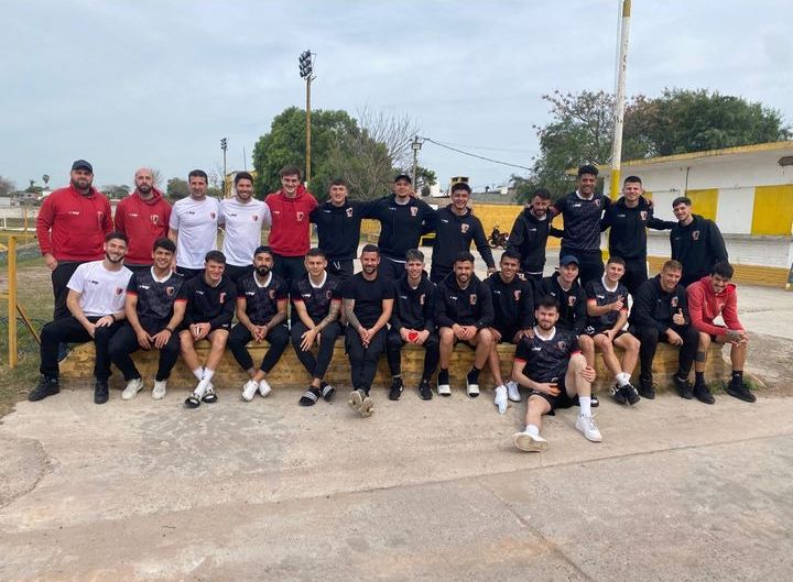 gatitosilva10's tweet photo. Primer objetivo cumplido!!! Gracias siempre a los jugadores💪al grupo de trabajo🤜🤛y a toda la barriada que acompaña❤️🖤
Se viene lo más lindo #todosjuntos https://t.co/wRzecEcus1