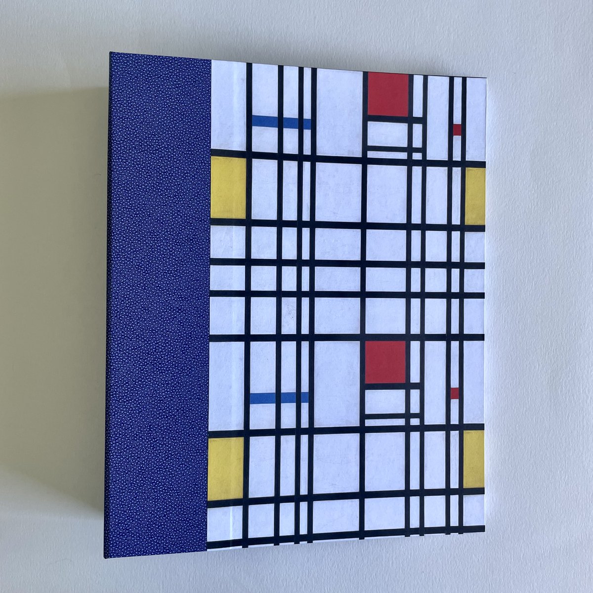 bailemorbooks's tweet photo. Turns out, if you're a bookbinder in need of a ring binder... you can just make one.
.
.
.
#bookbinder #iona #isleofiona #custombook #bookbinding #madeoniona #pietmondrian #ringbinders https://t.co/79MMopAKw1