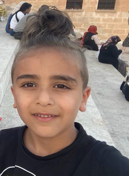 Adı Mustafa İshak
Şanlıurfa'da küçük bir trafik kazası sonrası ayak bileğinde bir kırık oluşuyor.
Hastaneye kaldırılıyor, ciddi bir şey yok, sadece ayakta kırık var deniliyor.
Sonuç mu?
Mustafa İshak ölüyor.
Soruyorum bu çocuk nasıl öldü?
İhmal mi, cinayet mi?

<a href="/drfahrettinkoca/">Dr. Fahrettin Koca</a>