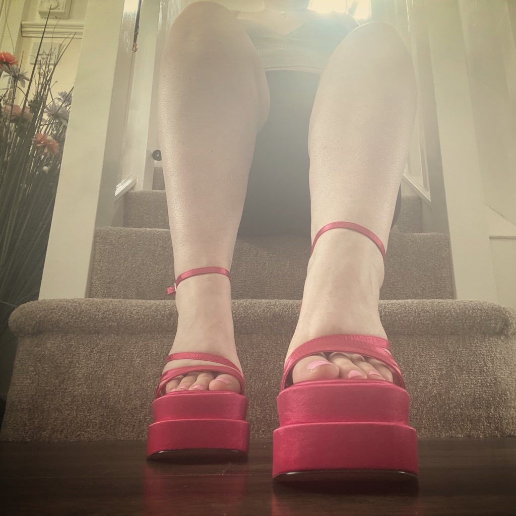 PrettyToesuk's tweet photo. @LuxuryFeetmodel @GodessPussyFoot 💓💓💓💓 https://t.co/x75yK6cWZU