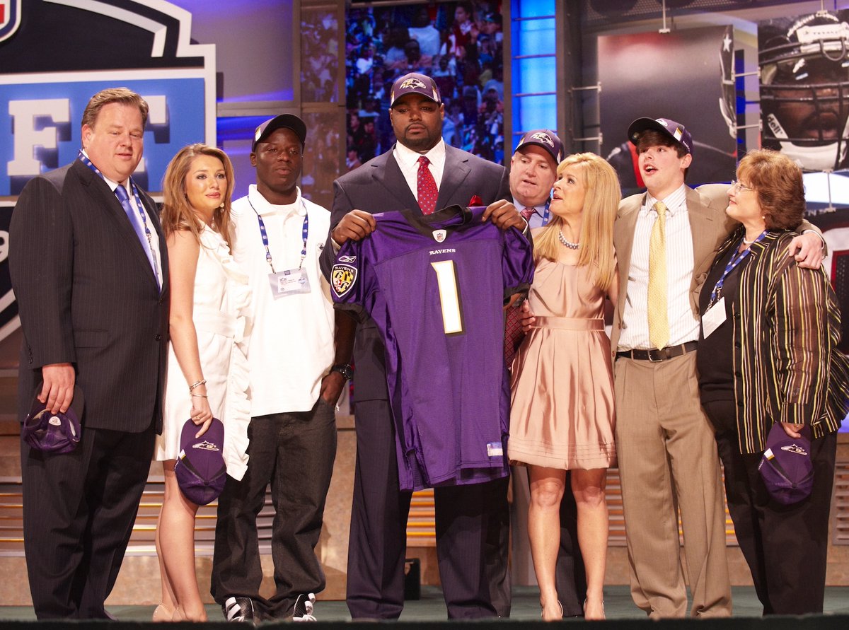BleacherReport's tweet photo. Michael Oher alleges that a “central element” of 'The Blindside' was a lie and Sean and Leigh Anne Tuohy never adopted him, per @Fletchpost

Oher says the Tuohy family struck a deal that paid them &amp; their two children millions in royalties from the film while he received nothing https://t.co/6mWrXxKdFQ