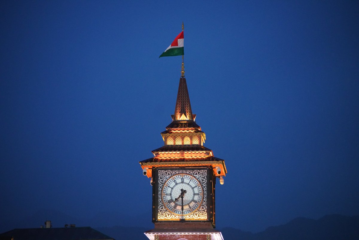 upscnetwork4's tweet photo. The beautifully remodelled Clock Tower or ‘Ghanta Ghar’ as it’s popularly called, draped in the colours of the National Flag at Lal Chowk on the eve of Independence Day.
#IndependeceDay2023 #MMMT #AzadiKaAmritMahotsav #kashmir https://t.co/uAG6ztqIce