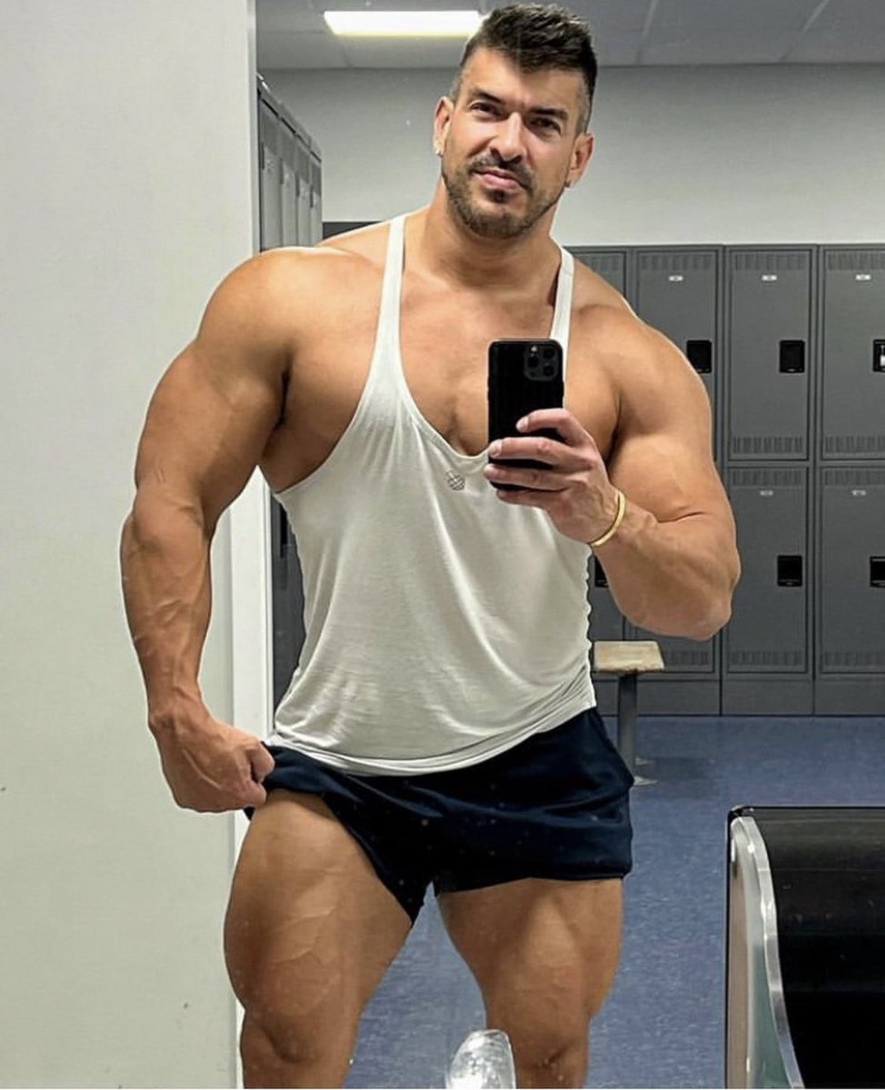 GenFlexPT's tweet photo. Horrifically big. IG: mattbishopbodybuilding https://t.co/848kff8lIk