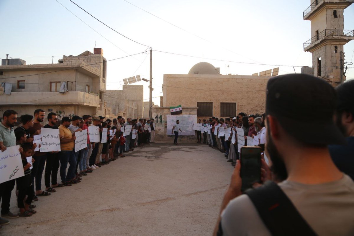 mohammedabooday's tweet photo. وقفة احتجاجية في مدينة #الأتارب غربي حلب تحت وسم #لا_لتهميش_مدينة_الأتارب تنديداً على غياب الخدمات عن المدينة من قبل حكومة الإنقاذ .

#لا_لتهميش_الأتارب https://t.co/B9KQFIeKBV