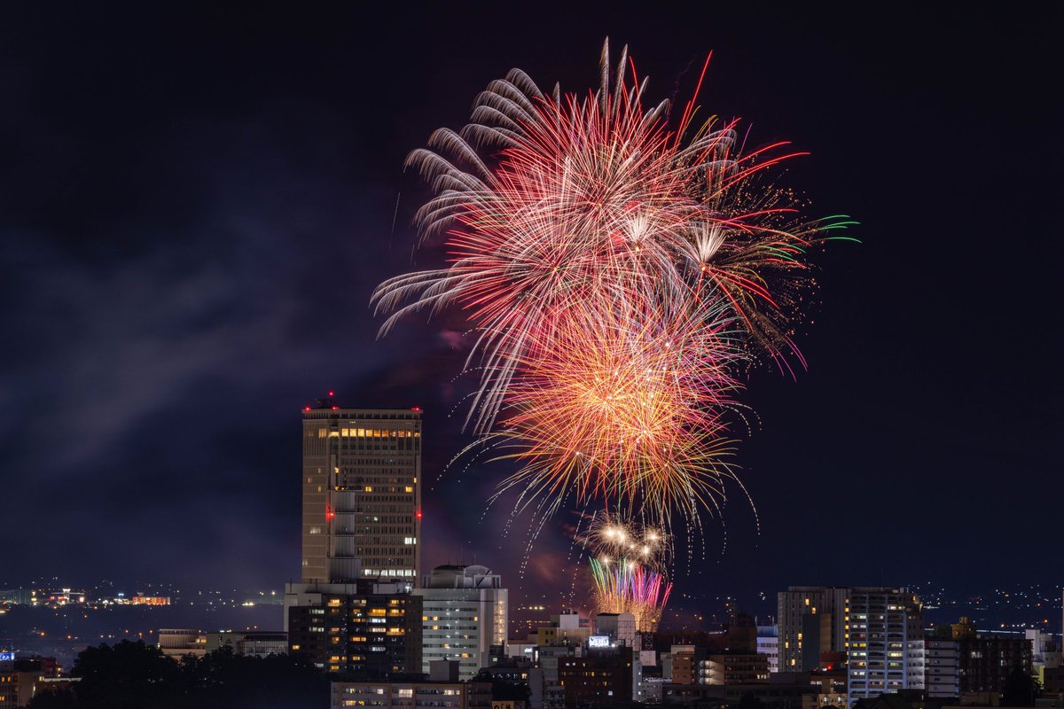 tkcanon_5d4's tweet photo. 第44回山形大花火大会
霞城セントラルが飲み込まれそうになる程の迫力

#山形大花火大会 
#花火
#fireworks 
#yamagata https://t.co/eXaxwIVAEZ