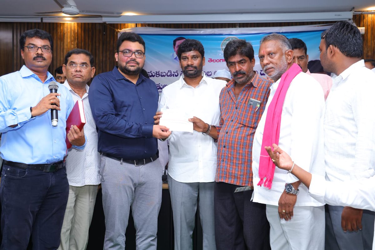 anokkumartrs's tweet photo. వెనుకబడిన తరగతుల అభివృద్ధి శాఖ ఆధ్వర్యంలో చెన్నూరు నియోజకవర్గానికి సంబంధించిన కులవృత్తులకు 300 మందికి 1 లక్ష రూపాయల ఆర్థిక సహాయ చెక్కుల పంపిణీ చేసిన ప్రభుత్వ విప్,చెన్నూర్ శాసనసభ్యులు @balkasumantrs గారు మరియు జిల్లా కలెక్టర్ బాదావత్ సంతోష్ గారు
@KTRBRS
@BRSparty
@Collector_MNCL https://t.co/Nio6xOQLV4