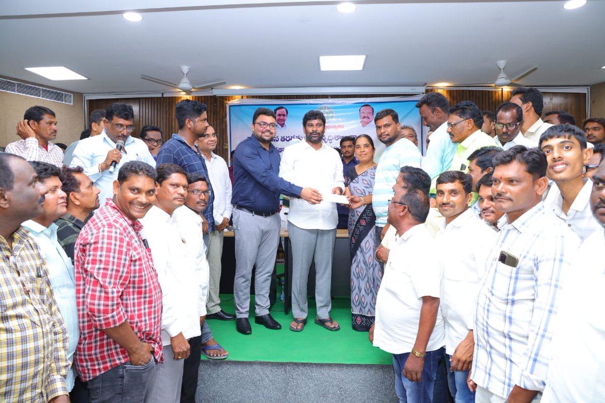 anokkumartrs's tweet photo. వెనుకబడిన తరగతుల అభివృద్ధి శాఖ ఆధ్వర్యంలో చెన్నూరు నియోజకవర్గానికి సంబంధించిన కులవృత్తులకు 300 మందికి 1 లక్ష రూపాయల ఆర్థిక సహాయ చెక్కుల పంపిణీ చేసిన ప్రభుత్వ విప్,చెన్నూర్ శాసనసభ్యులు @balkasumantrs గారు మరియు జిల్లా కలెక్టర్ బాదావత్ సంతోష్ గారు
@KTRBRS
@BRSparty
@Collector_MNCL https://t.co/Nio6xOQLV4