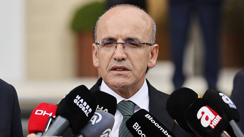 abcgazete's tweet photo. Mehmet Şimşek, müjdeyi verdi "Ekonomideki olumlu gelişmeleri 2026’dan itibaren göreceğiz. Üç yıl içinde bugünden daha iyi durumda olacağız."
https://t.co/8it8cNmNWn
