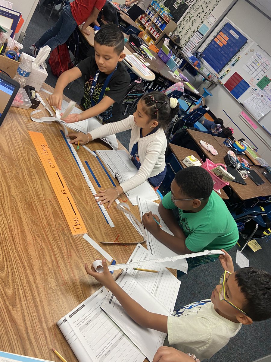 ETDualLanguage's tweet image. TR (Teacher Resident) measuring lesson #Eurekamath @ ErmelES_AISD @silviascheirman @OppCulture @OOT_AldineISD @angelicaacano