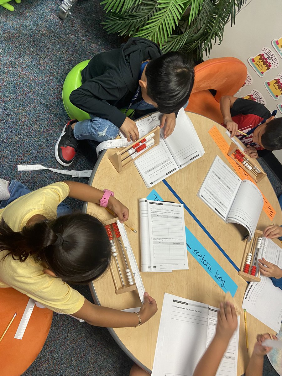 ETDualLanguage's tweet image. TR (Teacher Resident) measuring lesson #Eurekamath @ ErmelES_AISD @silviascheirman @OppCulture @OOT_AldineISD @angelicaacano