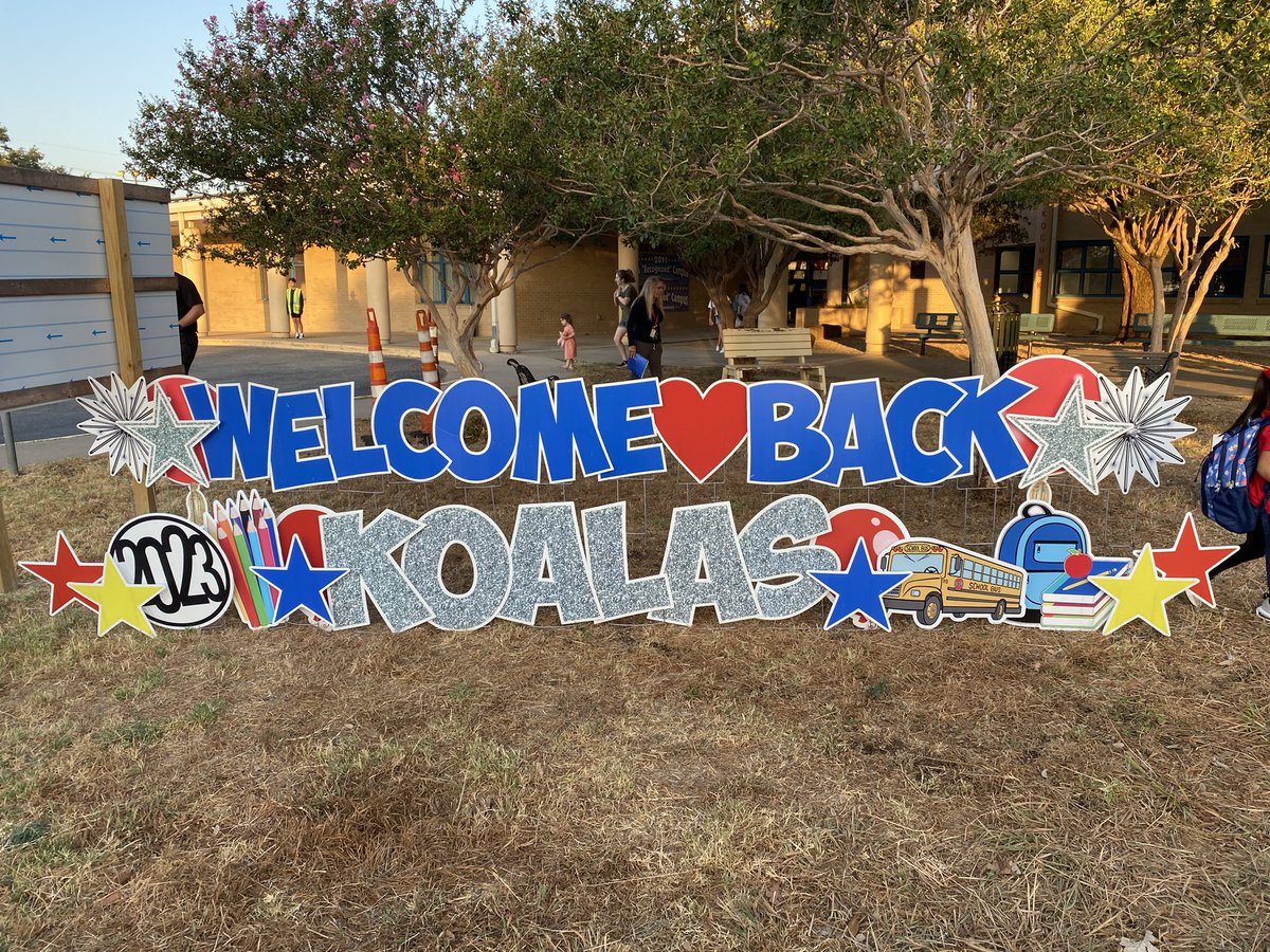 First day of school magic at @KocurekES w/ Principal Parmelee, Superintendent @Matias_AISD & 100s of excited students & families. Thanks to district admin, media, and electeds who visited campuses. Now let’s work hard to support teachers and boost student achievement! #AISDproud