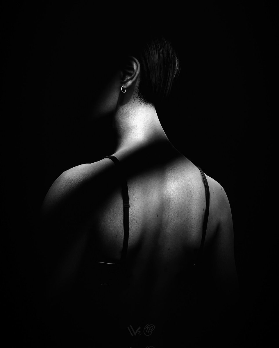 verendrye_vp's tweet photo. 𝘉𝘢𝘣𝘺 𝘸𝘩𝘦𝘯 𝘵𝘩𝘦 𝘭𝘪𝘨𝘩𝘵𝘴 𝘨𝘰 𝘰𝘶𝘵

Part 2 of my collaboration with @rxhp_vp 🤍

Captures by: @rxhp_vp 
Edits by: @verendrye_vp

 #Cyberpunk2077 #TheCapturedCollective #VirtualPhotography #ThePhotoMode #ArtisticofSociety #WIGVP https://t.co/VyTcakG4Fo