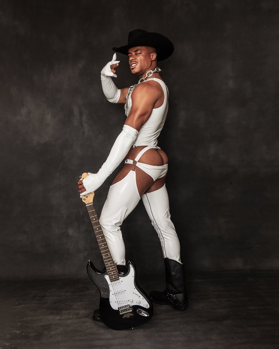 KyreeRebel's tweet photo. Make Me Feel Like A Cowboy ๐ค ๐
๐ธ: @weltheimages
๐: @tixebyjames
#cowboy #white #allwhite #guitar #sexy #sexsiren #bootyworkouts https://t.co/tU7F7siNvh