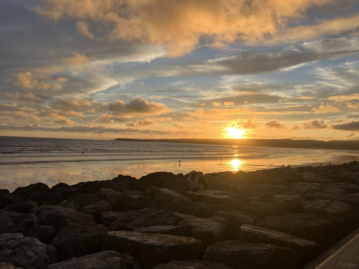 Sunset in 📍Lahinch last night 😍🥰 🌅 @ClareTourism #Lahinch #Clare #visitclare #WildAtlanticWay #discoverIreland