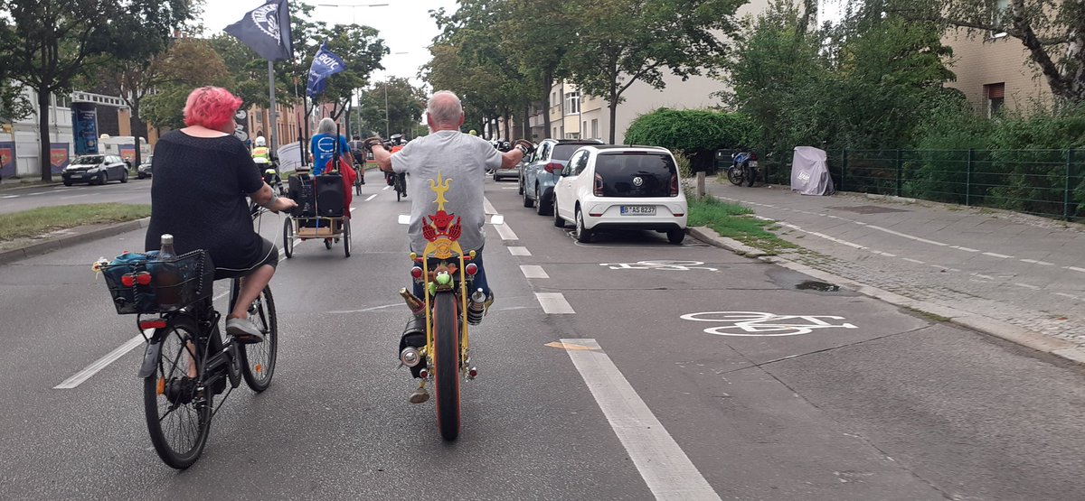 RadfahrerinR's tweet photo. Der Gipfel der Unverschämtheiten!
Ollenhauerstraße, Rödernallee
@SchreinerManja https://t.co/gv6UNpiz99