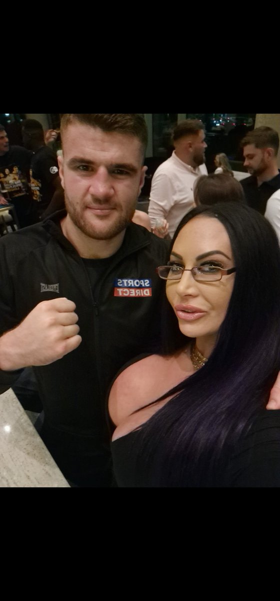 🥊🥊Great to Bum into @JohnnyFisherBox on Saturday Night.🥊🥊 Such a great night well done to all fighters involved more great pics on my @OnlyFans Sign up now onlyfans.com/sexyemmabutt