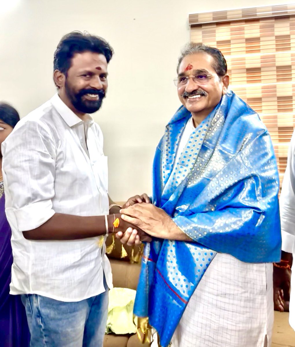 AthmaKarthick's tweet photo. இராமநாதபுரம் வருகை புரிந்த பாரத பிரதமர் நரேந்திர மோடி அவர்களின் சகோதரர் உயர்திரு பங்கஜ் மோடி அவர்களுடன்..😊
@RamnadMuraliBJP @pankajmodi58
#PankajModi https://t.co/y1myjW2NcD