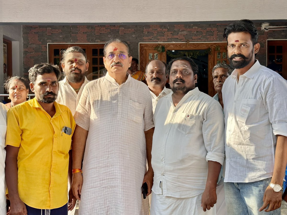AthmaKarthick's tweet photo. இராமநாதபுரம் வருகை புரிந்த பாரத பிரதமர் நரேந்திர மோடி அவர்களின் சகோதரர் உயர்திரு பங்கஜ் மோடி அவர்களுடன்..😊
@RamnadMuraliBJP @pankajmodi58
#PankajModi https://t.co/y1myjW2NcD