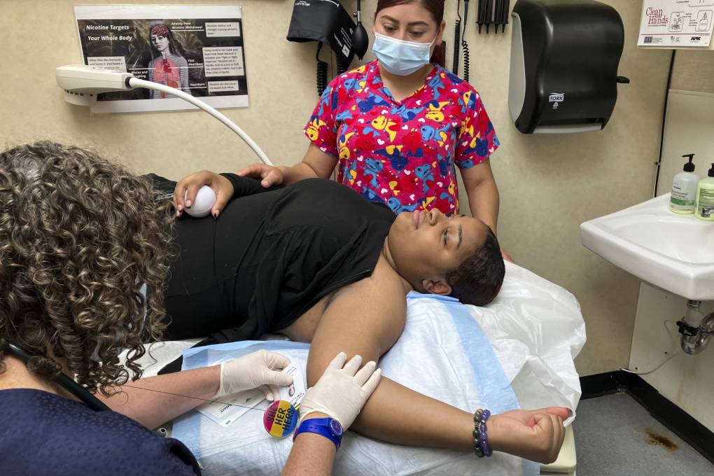 CA's college-bound students may need to navigate abortion laws in other states. Member #CHC <a href="/La_Clinica_/">La Clínica de La Raza</a> 's school-based clinics, nurses use “senior sendoff” appointment to counsel students abt legal rights &amp; medical options
➡️bit.ly/3OwExNv
#ValueCHCs #abortionrights