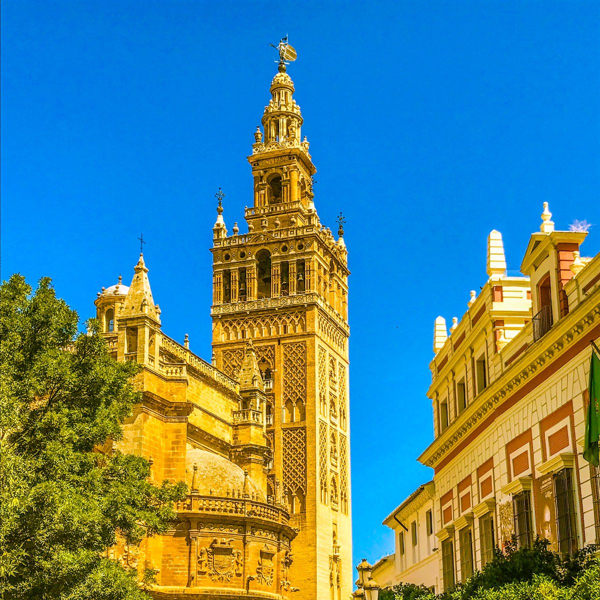 LanderoTech's tweet photo. @relatandohisto1 << Es verdad eso que dicen (aunque todo el mundo no lo sabe) que de Madrid se llega al cielo, en dos horas y media en AVE>> @RobertoLealG 

#Sevilla #Andalucía @viveandalucia https://t.co/p4Hqoo2GYP