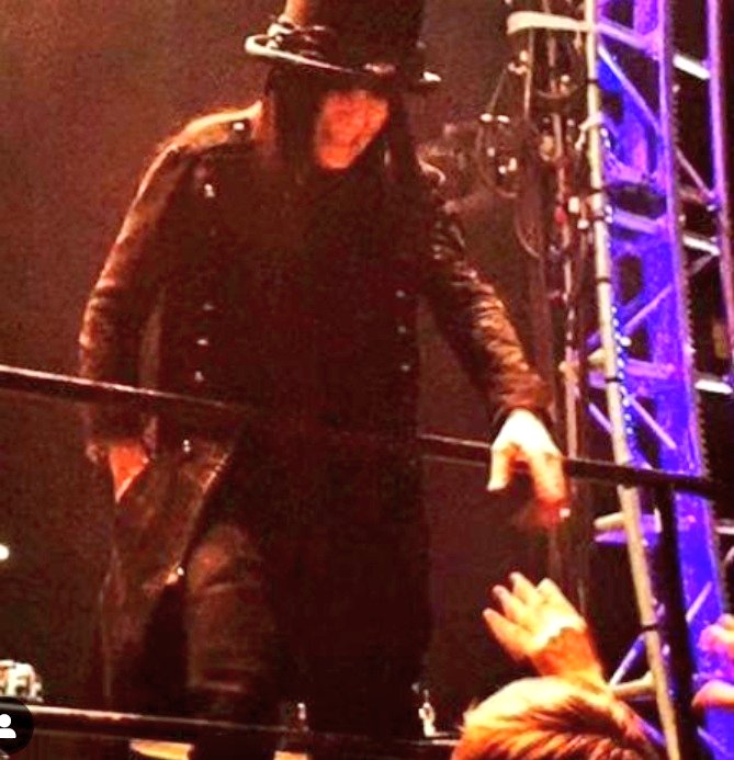 mickxnikki's tweet photo. Good night Mr mars ❤️❤️🎸👽🎩 @mrmickmars @corymarksmusic @serainamars https://t.co/K7tpz4LR8u