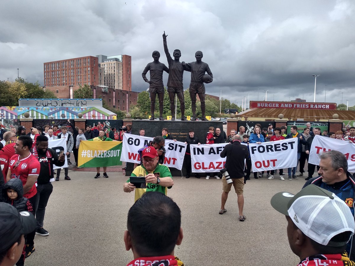 Michael01010103's tweet photo. Sell the club and fuck off home we want #GlazersOut now not next month so hurry up and announce https://t.co/doSQK4h84V