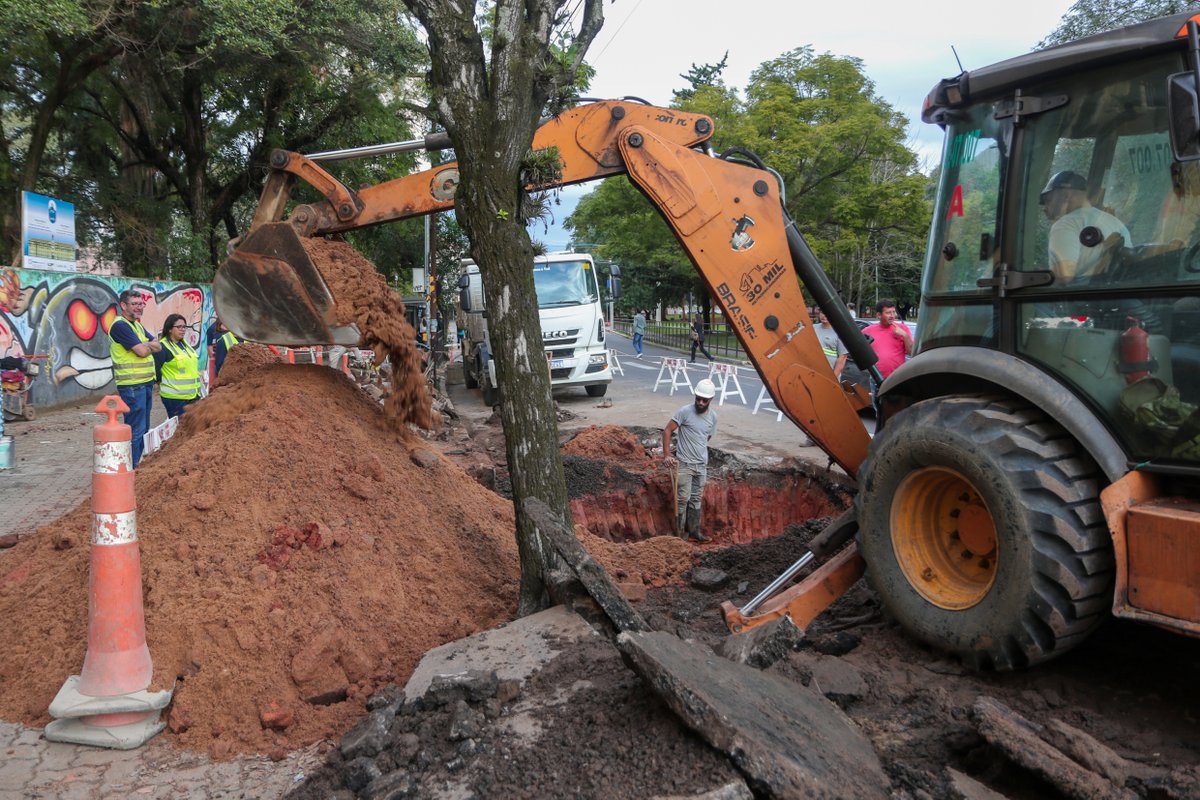Prefeitura_POA's tweet image. #Abastecimento: Conserto emergencial em rede de esgoto na avenida Praia de Belas segue nesta semana.

🔗Saiba mais: ⬇️⬇️
encurtador.com.br/btY47