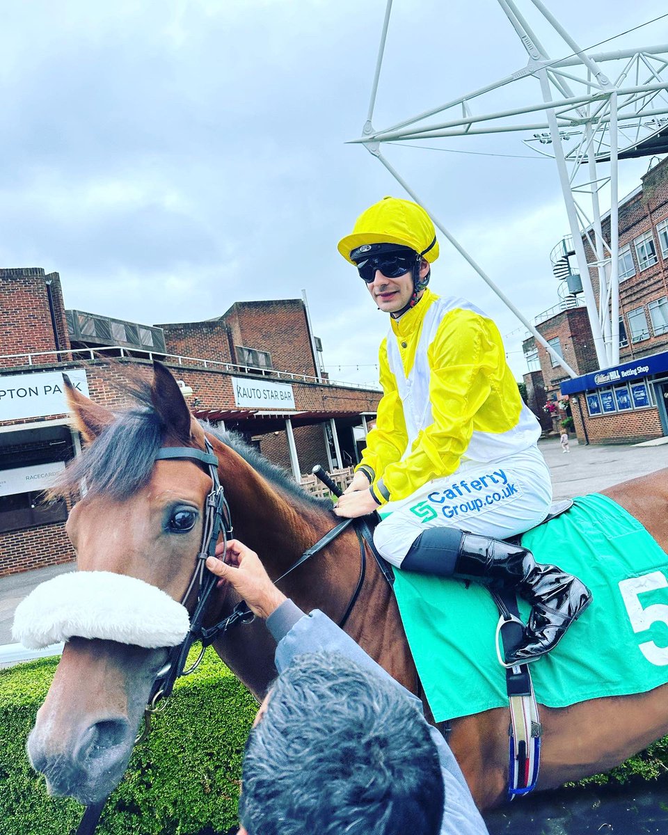That one was for Jackie ❤️ 

Caelan wins on debut <a href="/kemptonparkrace/">Kempton Park Racecourse</a> under a brilliant ride from <a href="/SC_Cherchi/">Stefano Cherchi</a> ✔️

Only days after his part owner Jackie Ling lost her battle with cancer, I’m sure she is smiling down on us today and I’m delighted <a href="/ductcleandarren/">Darren Ling</a> could be there ❤️