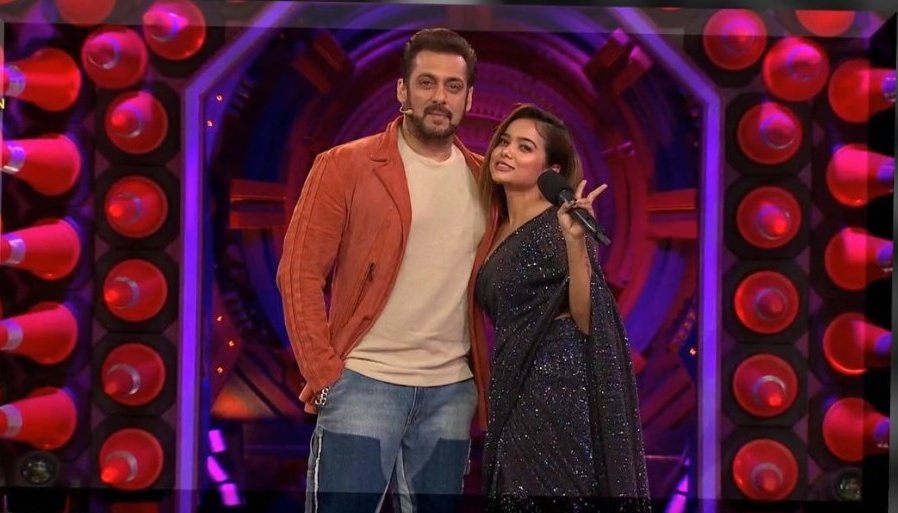 #SalmanKhan fulfills #ManishaRani's dream as he requests a selfie with her. A magical moment for her! 🤳✨ #BiggBossOTT2