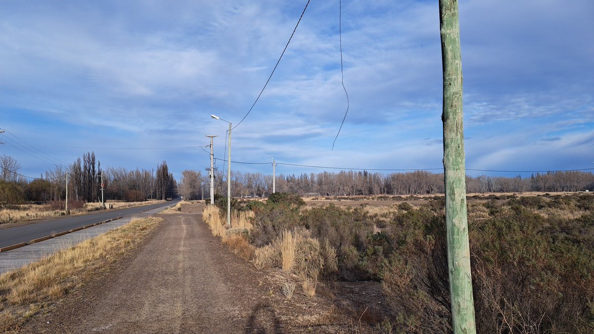 elturcotw's tweet photo. Así estamos en @TWMunicipalidad  roban cables a 150 metros de la @Policia_Chubut ( montada )  sobre capitán murga... @CoopTrelew llame y siempre da ocupado !!!! https://t.co/HLBltEUwuH