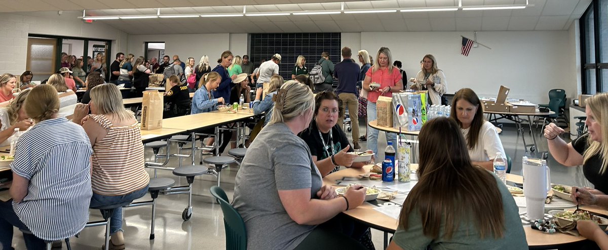 NobleLocal_SD's tweet photo. Thank you to Brittainy Flanagan &amp; Energy Optimizers for providing Chipotle for the entire NLSD staff today! 💥🟢💥🟢💥

@EoptimizeUSA https://t.co/WpGGkj1smq