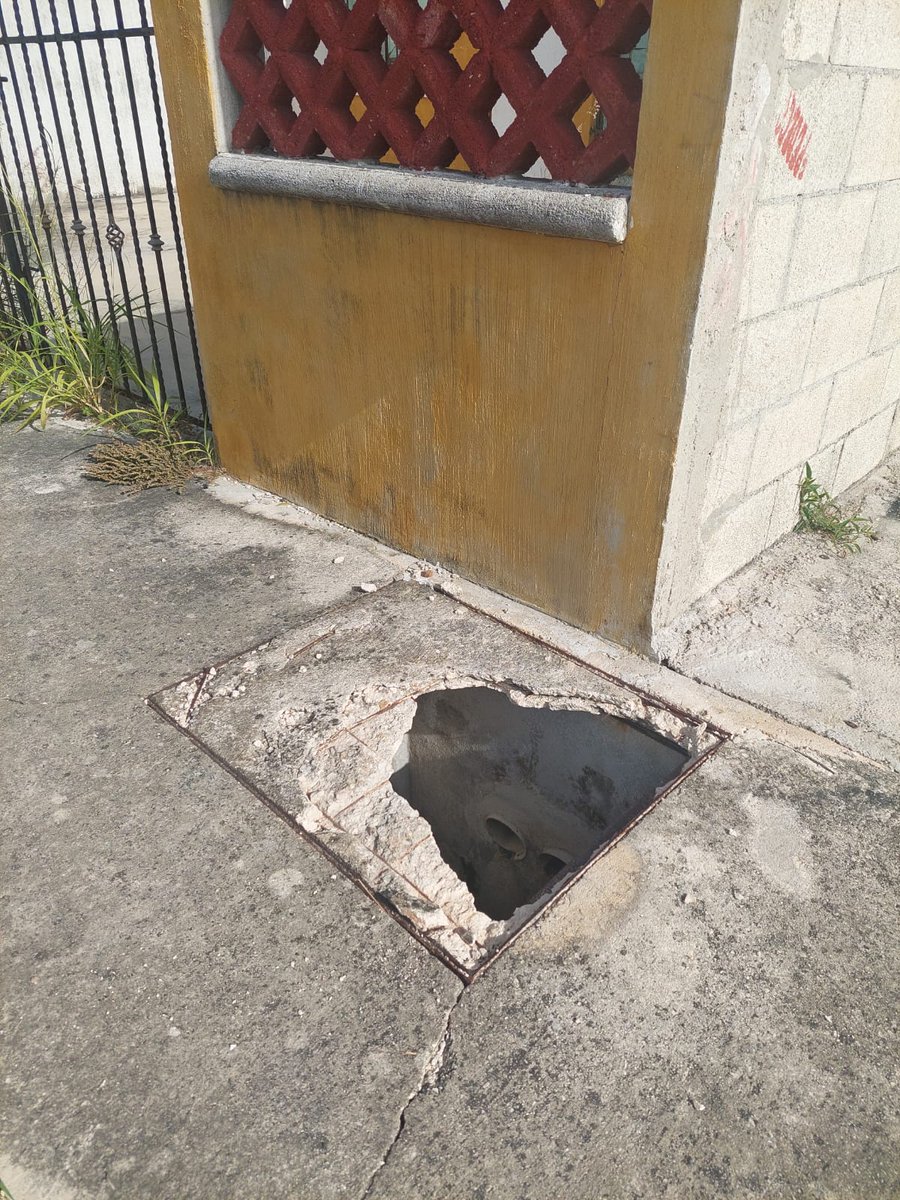 Riesgo por una coladera rota, para todo el que camine por acera de la calle 57 x 120 y 124 <a href="/AyuntaMerida/">Ayuntamiento Mérida</a> <a href="/Comitevamericas/">Comité Américas Mid</a> <a href="/JAPAYOficial/">Junta de Agua Potable y Alcantarillado de Yucatán</a> <a href="/Yucatanall/">YUCATANALL</a>