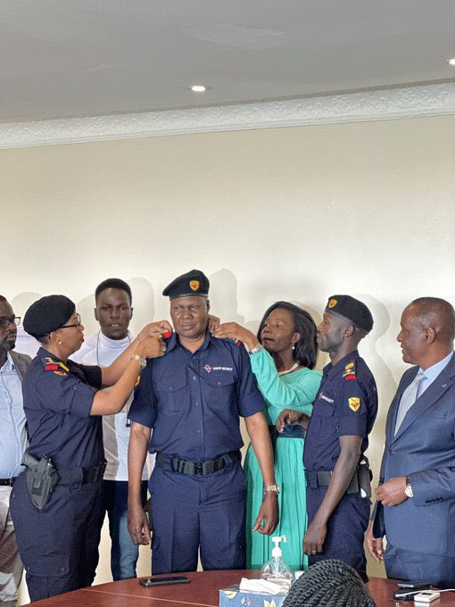 kagaju_shila's tweet photo. Earlier today ,@arrowsecurityco  we received &amp; welcomed our new Director of Operations Rtd.Asst.Commissioner of @PoliceUg Sam Omala.

 With his security background  ,we have a lot to learn from him and wish him a comfortable stay.

📸courtsey. https://t.co/9246Iw2AVi