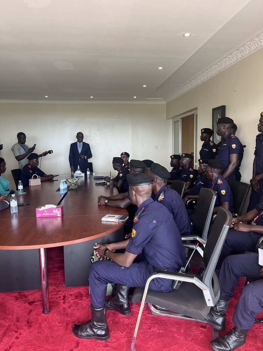 kagaju_shila's tweet photo. Earlier today ,@arrowsecurityco  we received &amp; welcomed our new Director of Operations Rtd.Asst.Commissioner of @PoliceUg Sam Omala.

 With his security background  ,we have a lot to learn from him and wish him a comfortable stay.

📸courtsey. https://t.co/9246Iw2AVi