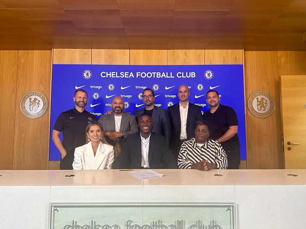 majofloresm's tweet photo. Con una sonrisa y acompañado por su mamá, su novia y sus representantes. Moises Caicedo en su primer día como jugador del Chelsea. ¡Éxitos a nuestro compatriota!🇪🇨🤩✅⚽️ https://t.co/MJ18a3rT0B