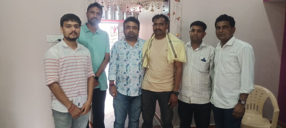 #MeriMatiMeraDesh અભિયાન અંતર્ગત સરકાર ના યુવા મંત્રી શ્રી હર્ષભાઇ સંઘવી જી ના માર્ગદર્શનમાં સ્વામી વિવેકાનંદ ગુજરાત રાજ્ય યુવા બોર્ડના સંયોજકો દ્વારા દેશના સૈનિકો અને  સૈનિકોના પરિવારજનોને સાલ અર્પણ કરી સન્માન કર્યું અને દેશ પ્રત્યેની તેમની નિષ્ઠાને બિરદાવવામાં આવી.