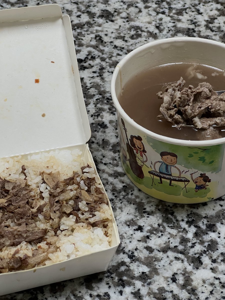 NitamaBizui's tweet photo. 吃一整天，回家還要吃外帶的牛肉湯(ꈍཀꈍ)
-
今天買的軟餅乾，看到別人這樣拍我們也要學🤪

#億哥牛肉湯 #Cookiss https://t.co/M3b8O9jcGu