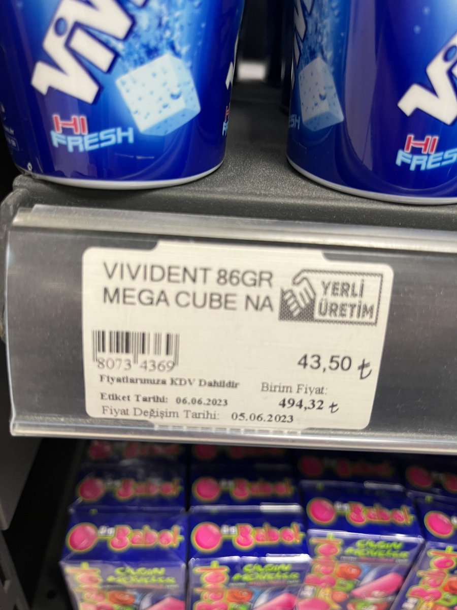 Eskiden bakkallar para üstü olmayınca bozuk para niyetine verirdi… 
Altı üstü sakız işte ama artık paranın “üstü” değil kendisi olmuş!
